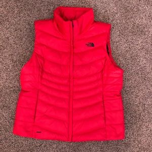 Women’s North face red puffer vest XXL. Beautiful 🤩❤️